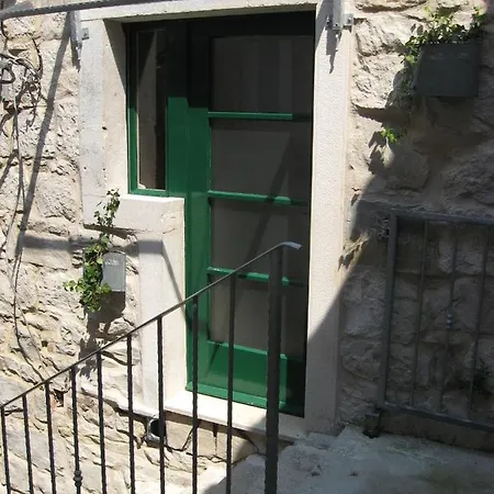 Elena Apartment Split